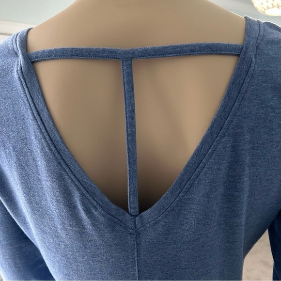 Lolë Luisa 3 medium strength blue athleisure dress with open back - Picture 2 of 9
